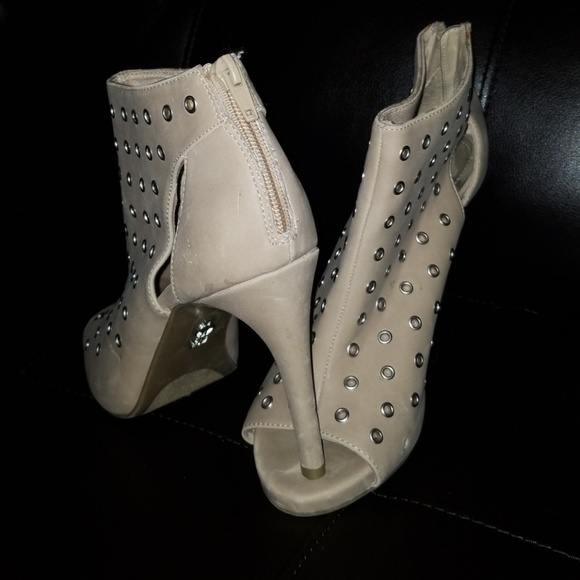 Heels - Picture 4 of 4